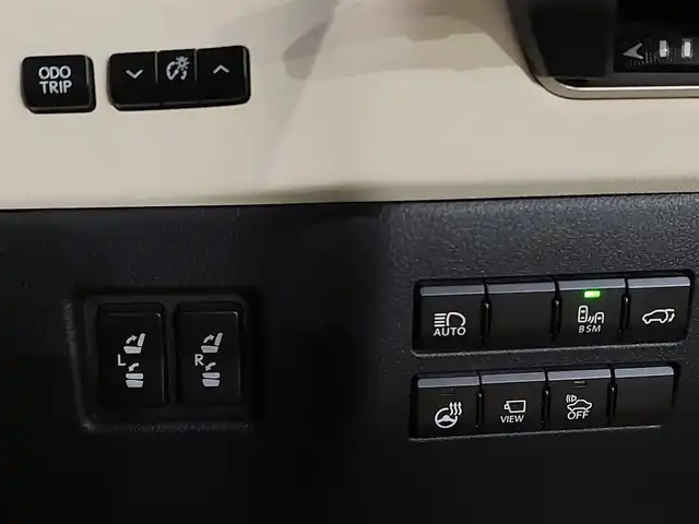 レクサス ＮＸ 300h バージョンL 東京都 2019(平31)年 5.7万km ソニックチタニウム LexusSafetysystem＋/・プリクラッシュセーフティー/・レーントレーシングアシスト/・アダプティブハイビームシステム/・オートマチックハイビーム/・ロードサインアシスト/・レーダークルーズコントロール/・先行車発進告知機能/・クリアランスソナー/純正ナビ（フルセグTV、AM/FM、Bluetooth）/バック＆サイドカメラ/パワーバックドア/LEDオートライト/レザーシート/前席パワーシート＆シートベンチレーション/全席シートヒーター/シートメモリー/純正18インチアルミホイール/ブラインドスポットモニター/ETC2.0/スペアキー２本