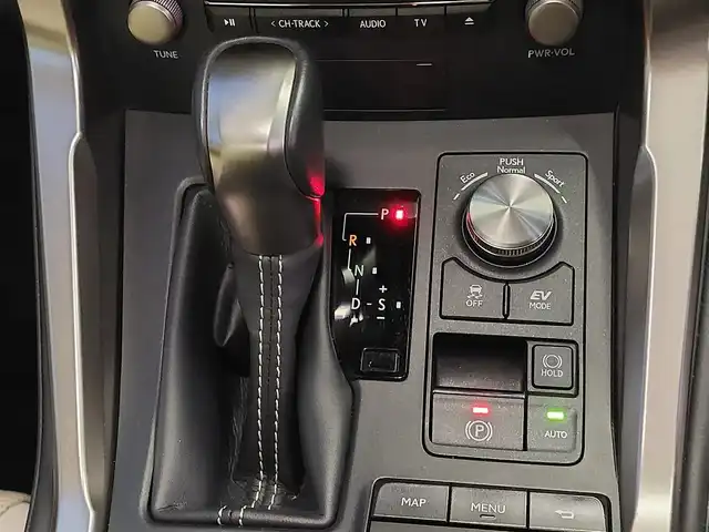 レクサス ＮＸ 300h バージョンL 東京都 2019(平31)年 5.7万km ソニックチタニウム LexusSafetysystem＋/・プリクラッシュセーフティー/・レーントレーシングアシスト/・アダプティブハイビームシステム/・オートマチックハイビーム/・ロードサインアシスト/・レーダークルーズコントロール/・先行車発進告知機能/・クリアランスソナー/純正ナビ（フルセグTV、AM/FM、Bluetooth）/バック＆サイドカメラ/パワーバックドア/LEDオートライト/レザーシート/前席パワーシート＆シートベンチレーション/全席シートヒーター/シートメモリー/純正18インチアルミホイール/ブラインドスポットモニター/ETC2.0/スペアキー２本