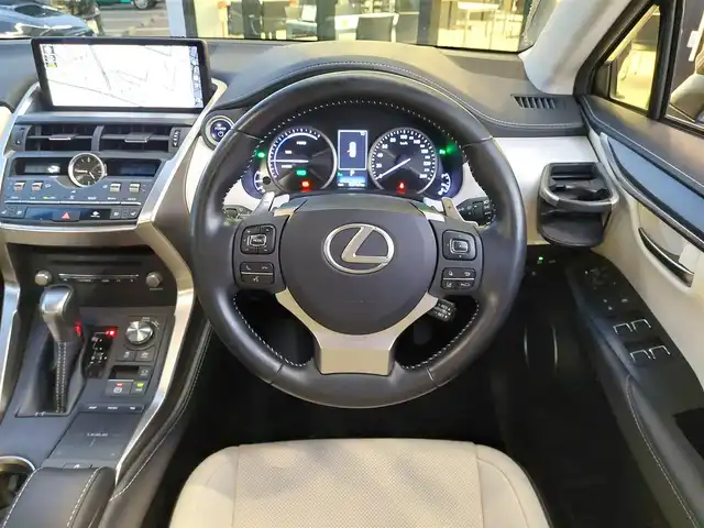 レクサス ＮＸ 300h バージョンL 東京都 2019(平31)年 5.7万km ソニックチタニウム LexusSafetysystem＋/・プリクラッシュセーフティー/・レーントレーシングアシスト/・アダプティブハイビームシステム/・オートマチックハイビーム/・ロードサインアシスト/・レーダークルーズコントロール/・先行車発進告知機能/・クリアランスソナー/純正ナビ（フルセグTV、AM/FM、Bluetooth）/バック＆サイドカメラ/パワーバックドア/LEDオートライト/レザーシート/前席パワーシート＆シートベンチレーション/全席シートヒーター/シートメモリー/純正18インチアルミホイール/ブラインドスポットモニター/ETC2.0/スペアキー２本