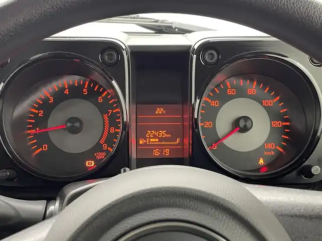 スズキ ジムニー XL 熊本県 2021(令3)年 2.3万km ミディアムグレー ワンオーナー　/禁煙車　/5速MT/ディスプレイオーディオ/バックカメラ　/社外全周囲ドラレコ　/ＥＴＣ２．０　/社外マフラー/前席シートヒーター　/ダウンヒルアシスト　/横滑り防止　/電動格納ミラー/スマートキー/プッシュスタート/スペアキー1本/保証書/取扱説明書
