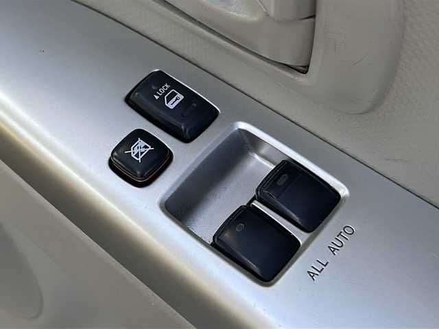 トヨタ ポルテ 130i 三重県 2010(平22)年 6.9万km シルバーマイカM 片側パワースライドドア/純正フロアマット/ヘッドライトレベライザー/純正フロアマット/純正ドアバイザー/ダブルエアバック/禁煙車