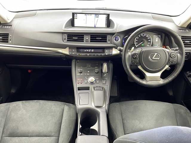 レクサス ＣＴ 200h バージョンC 大阪府 2021(令3)年 5.6万km ソニッククォーツ 純正メーカーナビ（CD・DVD・Bluetooth・フルセグ）/レーダークルーズコントロール/革巻きステアリング/シートヒーター/プリクラッシュセーフティー/レーンディパーチャーアラート/ブラインドスポットモニター/クリアランスソナー/パワーシート（前席）/オートマチックハイビーム/ETC2.0/純正LEDヘッドライト/純正１６インチAW/フォグランプ/パドルシフト/電格ミラー