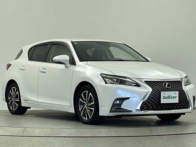 レクサス ＣＴ 200h バージョンC 大阪府 2021(令3)年 5.6万km ソニッククォーツ 純正メーカーナビ（CD・DVD・Bluetooth・フルセグ）/レーダークルーズコントロール/革巻きステアリング/シートヒーター/プリクラッシュセーフティー/レーンディパーチャーアラート/ブラインドスポットモニター/クリアランスソナー/パワーシート（前席）/オートマチックハイビーム/ETC2.0/純正LEDヘッドライト/純正１６インチAW/フォグランプ/パドルシフト/電格ミラー