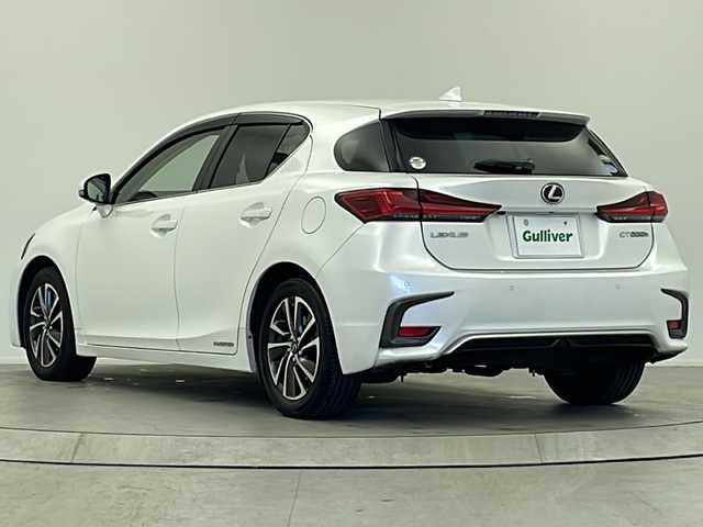 レクサス ＣＴ 200h バージョンC 大阪府 2021(令3)年 5.6万km ソニッククォーツ 純正メーカーナビ（CD・DVD・Bluetooth・フルセグ）/レーダークルーズコントロール/革巻きステアリング/シートヒーター/プリクラッシュセーフティー/レーンディパーチャーアラート/ブラインドスポットモニター/クリアランスソナー/パワーシート（前席）/オートマチックハイビーム/ETC2.0/純正LEDヘッドライト/純正１６インチAW/フォグランプ/パドルシフト/電格ミラー