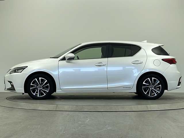 レクサス ＣＴ 200h バージョンC 大阪府 2021(令3)年 5.6万km ソニッククォーツ 純正メーカーナビ（CD・DVD・Bluetooth・フルセグ）/レーダークルーズコントロール/革巻きステアリング/シートヒーター/プリクラッシュセーフティー/レーンディパーチャーアラート/ブラインドスポットモニター/クリアランスソナー/パワーシート（前席）/オートマチックハイビーム/ETC2.0/純正LEDヘッドライト/純正１６インチAW/フォグランプ/パドルシフト/電格ミラー