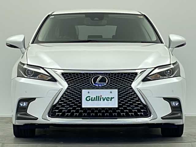 レクサス ＣＴ 200h バージョンC 大阪府 2021(令3)年 5.6万km ソニッククォーツ 純正メーカーナビ（CD・DVD・Bluetooth・フルセグ）/レーダークルーズコントロール/革巻きステアリング/シートヒーター/プリクラッシュセーフティー/レーンディパーチャーアラート/ブラインドスポットモニター/クリアランスソナー/パワーシート（前席）/オートマチックハイビーム/ETC2.0/純正LEDヘッドライト/純正１６インチAW/フォグランプ/パドルシフト/電格ミラー