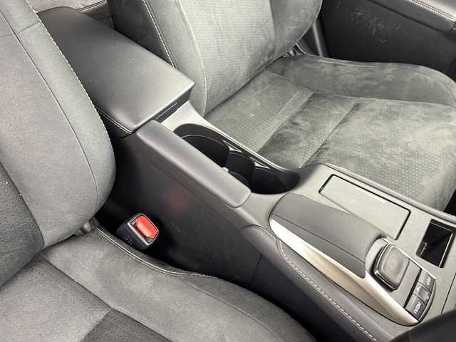 レクサス ＣＴ 200h バージョンC 大阪府 2021(令3)年 5.6万km ソニッククォーツ 純正メーカーナビ（CD・DVD・Bluetooth・フルセグ）/レーダークルーズコントロール/革巻きステアリング/シートヒーター/プリクラッシュセーフティー/レーンディパーチャーアラート/ブラインドスポットモニター/クリアランスソナー/パワーシート（前席）/オートマチックハイビーム/ETC2.0/純正LEDヘッドライト/純正１６インチAW/フォグランプ/パドルシフト/電格ミラー