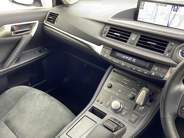 レクサス ＣＴ 200h バージョンC 大阪府 2021(令3)年 5.6万km ソニッククォーツ 純正メーカーナビ（CD・DVD・Bluetooth・フルセグ）/レーダークルーズコントロール/革巻きステアリング/シートヒーター/プリクラッシュセーフティー/レーンディパーチャーアラート/ブラインドスポットモニター/クリアランスソナー/パワーシート（前席）/オートマチックハイビーム/ETC2.0/純正LEDヘッドライト/純正１６インチAW/フォグランプ/パドルシフト/電格ミラー