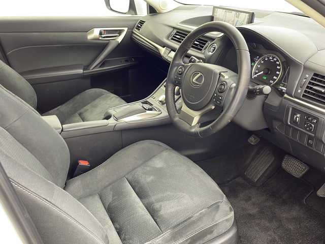 レクサス ＣＴ 200h バージョンC 大阪府 2021(令3)年 5.6万km ソニッククォーツ 純正メーカーナビ（CD・DVD・Bluetooth・フルセグ）/レーダークルーズコントロール/革巻きステアリング/シートヒーター/プリクラッシュセーフティー/レーンディパーチャーアラート/ブラインドスポットモニター/クリアランスソナー/パワーシート（前席）/オートマチックハイビーム/ETC2.0/純正LEDヘッドライト/純正１６インチAW/フォグランプ/パドルシフト/電格ミラー