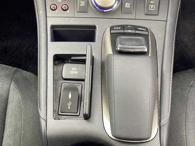 レクサス ＣＴ 200h バージョンC 大阪府 2021(令3)年 5.6万km ソニッククォーツ 純正メーカーナビ（CD・DVD・Bluetooth・フルセグ）/レーダークルーズコントロール/革巻きステアリング/シートヒーター/プリクラッシュセーフティー/レーンディパーチャーアラート/ブラインドスポットモニター/クリアランスソナー/パワーシート（前席）/オートマチックハイビーム/ETC2.0/純正LEDヘッドライト/純正１６インチAW/フォグランプ/パドルシフト/電格ミラー