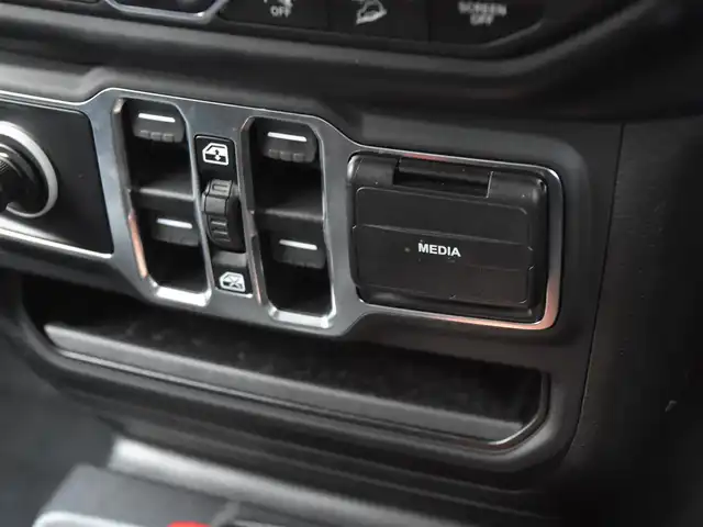 クライスラー・ジープ ジープ ラングラー アンリミテッド サハラ 和歌山県 2020(令2)年 3万km 黒 社外F/Rバンパー /MKW17incAW /黒革 /ヒッチメンバー /純ナビ /Bカメラ /Fカメラ /CarPlay /Bluetoothオーディオ /ACC /BSM /衝突軽減ブレーキ /前後センサー /スマートキー /ドラレコ /シートヒーター /LEDライト /ETC/スペアキー