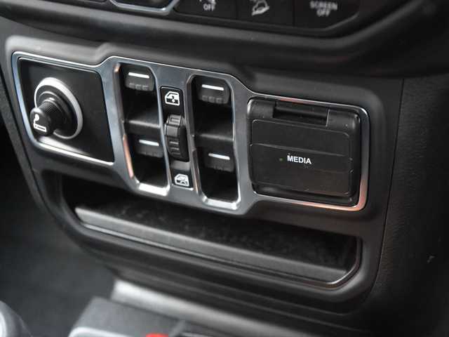 クライスラー・ジープ ジープ ラングラー アンリミテッド サハラ 和歌山県 2020(令2)年 3万km 黒 社外F/Rバンパー /MKW17incAW /黒革 /ヒッチメンバー /純ナビ /Bカメラ /Fカメラ /CarPlay /Bluetoothオーディオ /ACC /BSM /衝突軽減ブレーキ /前後センサー /スマートキー /ドラレコ /シートヒーター /LEDライト /ETC/スペアキー