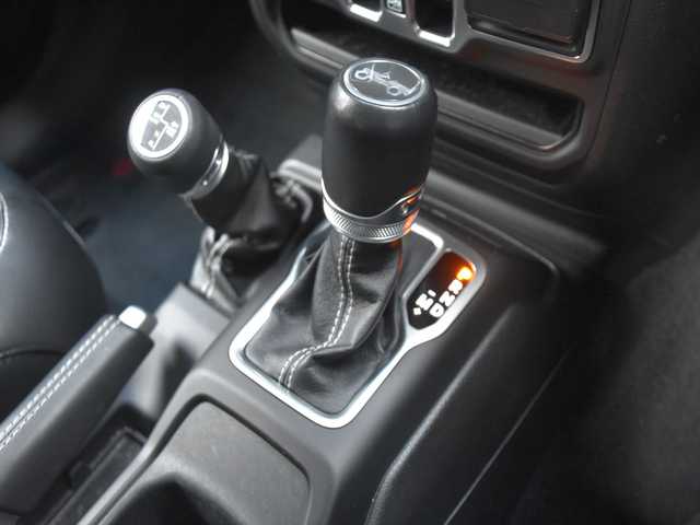 クライスラー・ジープ ジープ ラングラー アンリミテッド サハラ 和歌山県 2020(令2)年 3万km 黒 社外F/Rバンパー /MKW17incAW /黒革 /ヒッチメンバー /純ナビ /Bカメラ /Fカメラ /CarPlay /Bluetoothオーディオ /ACC /BSM /衝突軽減ブレーキ /前後センサー /スマートキー /ドラレコ /シートヒーター /LEDライト /ETC/スペアキー