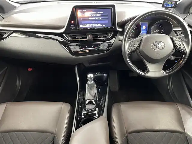 トヨタ Ｃ－ＨＲ ハイブリッド 1．8G 福島県 2018(平30)年 7.5万km ホワイトパールクリスタルシャイン 純正SDナビゲーション/型式：NSZT-Y66T/【AM/FM/CD/DVD/SD/Bluetooth/フルセグTV】/・バックカメラ/・純正ETC/・社外前後ドライブレコーダー/・オービスレーダー/衝突軽減ブレーキ/車線逸脱警報装置/アダプティブクルーズコントロール/オートマチックハイビーム/前後コーナーセンサー/電子パーキングブレーキ/・ブレーキオートホールド/ブラインドスポットモニター/ハーフレザーシート/・運転席＋助手席シートヒーター/革巻きステアリング/・ステアリングスイッチ/純正18インチアルミホイール/LEDヘッドライト/・オートライト/・フロントフォグライト/前席オートパワーウィンドウ/プッシュスタート/・スマートキー/・スペアキー/取扱説明書