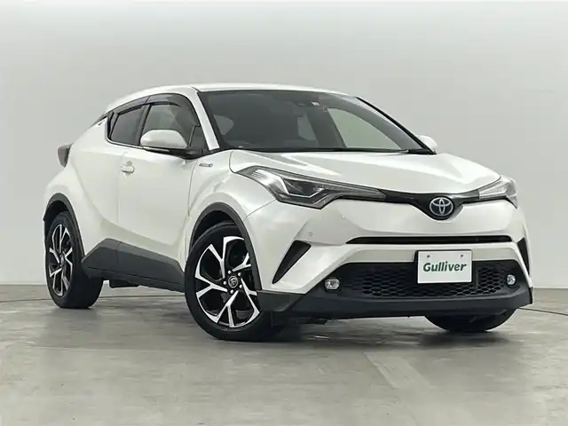 トヨタ Ｃ－ＨＲ ハイブリッド 1．8G 福島県 2018(平30)年 7.5万km ホワイトパールクリスタルシャイン 純正SDナビゲーション/型式：NSZT-Y66T/【AM/FM/CD/DVD/SD/Bluetooth/フルセグTV】/・バックカメラ/・純正ETC/・社外前後ドライブレコーダー/・オービスレーダー/衝突軽減ブレーキ/車線逸脱警報装置/アダプティブクルーズコントロール/オートマチックハイビーム/前後コーナーセンサー/電子パーキングブレーキ/・ブレーキオートホールド/ブラインドスポットモニター/ハーフレザーシート/・運転席＋助手席シートヒーター/革巻きステアリング/・ステアリングスイッチ/純正18インチアルミホイール/LEDヘッドライト/・オートライト/・フロントフォグライト/前席オートパワーウィンドウ/プッシュスタート/・スマートキー/・スペアキー/取扱説明書