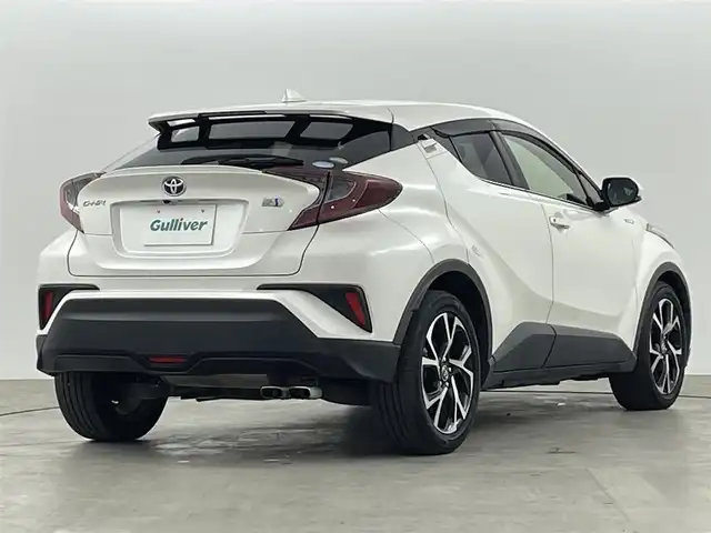 トヨタ Ｃ－ＨＲ ハイブリッド 1．8G 福島県 2018(平30)年 7.5万km ホワイトパールクリスタルシャイン 純正SDナビゲーション/型式：NSZT-Y66T/【AM/FM/CD/DVD/SD/Bluetooth/フルセグTV】/・バックカメラ/・純正ETC/・社外前後ドライブレコーダー/・オービスレーダー/衝突軽減ブレーキ/車線逸脱警報装置/アダプティブクルーズコントロール/オートマチックハイビーム/前後コーナーセンサー/電子パーキングブレーキ/・ブレーキオートホールド/ブラインドスポットモニター/ハーフレザーシート/・運転席＋助手席シートヒーター/革巻きステアリング/・ステアリングスイッチ/純正18インチアルミホイール/LEDヘッドライト/・オートライト/・フロントフォグライト/前席オートパワーウィンドウ/プッシュスタート/・スマートキー/・スペアキー/取扱説明書