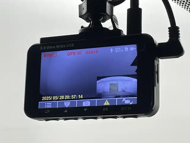 トヨタ Ｃ－ＨＲ ハイブリッド 1．8G 福島県 2018(平30)年 7.5万km ホワイトパールクリスタルシャイン 純正SDナビゲーション/型式：NSZT-Y66T/【AM/FM/CD/DVD/SD/Bluetooth/フルセグTV】/・バックカメラ/・純正ETC/・社外前後ドライブレコーダー/・オービスレーダー/衝突軽減ブレーキ/車線逸脱警報装置/アダプティブクルーズコントロール/オートマチックハイビーム/前後コーナーセンサー/電子パーキングブレーキ/・ブレーキオートホールド/ブラインドスポットモニター/ハーフレザーシート/・運転席＋助手席シートヒーター/革巻きステアリング/・ステアリングスイッチ/純正18インチアルミホイール/LEDヘッドライト/・オートライト/・フロントフォグライト/前席オートパワーウィンドウ/プッシュスタート/・スマートキー/・スペアキー/取扱説明書