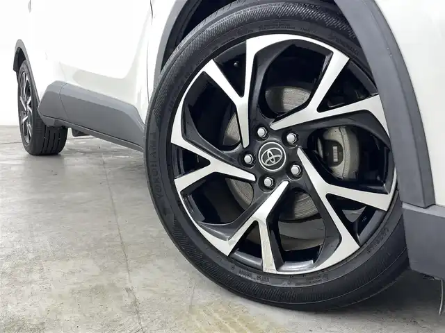 トヨタ Ｃ－ＨＲ ハイブリッド 1．8G 福島県 2018(平30)年 7.5万km ホワイトパールクリスタルシャイン 純正SDナビゲーション/型式：NSZT-Y66T/【AM/FM/CD/DVD/SD/Bluetooth/フルセグTV】/・バックカメラ/・純正ETC/・社外前後ドライブレコーダー/・オービスレーダー/衝突軽減ブレーキ/車線逸脱警報装置/アダプティブクルーズコントロール/オートマチックハイビーム/前後コーナーセンサー/電子パーキングブレーキ/・ブレーキオートホールド/ブラインドスポットモニター/ハーフレザーシート/・運転席＋助手席シートヒーター/革巻きステアリング/・ステアリングスイッチ/純正18インチアルミホイール/LEDヘッドライト/・オートライト/・フロントフォグライト/前席オートパワーウィンドウ/プッシュスタート/・スマートキー/・スペアキー/取扱説明書