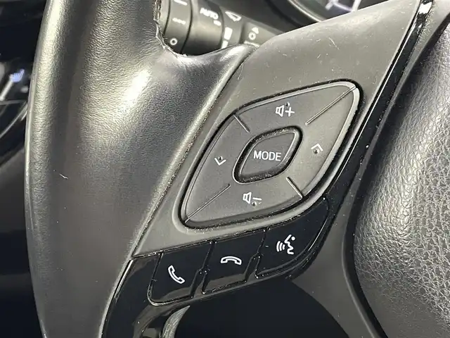 トヨタ Ｃ－ＨＲ ハイブリッド 1．8G 福島県 2018(平30)年 7.5万km ホワイトパールクリスタルシャイン 純正SDナビゲーション/型式：NSZT-Y66T/【AM/FM/CD/DVD/SD/Bluetooth/フルセグTV】/・バックカメラ/・純正ETC/・社外前後ドライブレコーダー/・オービスレーダー/衝突軽減ブレーキ/車線逸脱警報装置/アダプティブクルーズコントロール/オートマチックハイビーム/前後コーナーセンサー/電子パーキングブレーキ/・ブレーキオートホールド/ブラインドスポットモニター/ハーフレザーシート/・運転席＋助手席シートヒーター/革巻きステアリング/・ステアリングスイッチ/純正18インチアルミホイール/LEDヘッドライト/・オートライト/・フロントフォグライト/前席オートパワーウィンドウ/プッシュスタート/・スマートキー/・スペアキー/取扱説明書