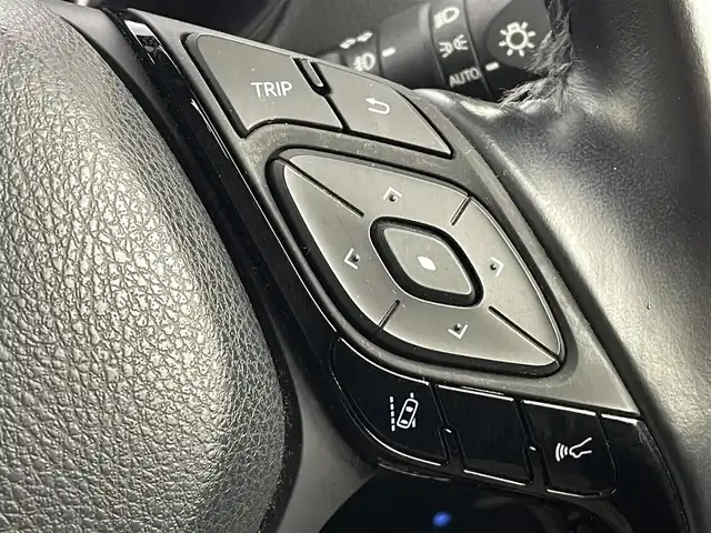 トヨタ Ｃ－ＨＲ ハイブリッド 1．8G 福島県 2018(平30)年 7.5万km ホワイトパールクリスタルシャイン 純正SDナビゲーション/型式：NSZT-Y66T/【AM/FM/CD/DVD/SD/Bluetooth/フルセグTV】/・バックカメラ/・純正ETC/・社外前後ドライブレコーダー/・オービスレーダー/衝突軽減ブレーキ/車線逸脱警報装置/アダプティブクルーズコントロール/オートマチックハイビーム/前後コーナーセンサー/電子パーキングブレーキ/・ブレーキオートホールド/ブラインドスポットモニター/ハーフレザーシート/・運転席＋助手席シートヒーター/革巻きステアリング/・ステアリングスイッチ/純正18インチアルミホイール/LEDヘッドライト/・オートライト/・フロントフォグライト/前席オートパワーウィンドウ/プッシュスタート/・スマートキー/・スペアキー/取扱説明書