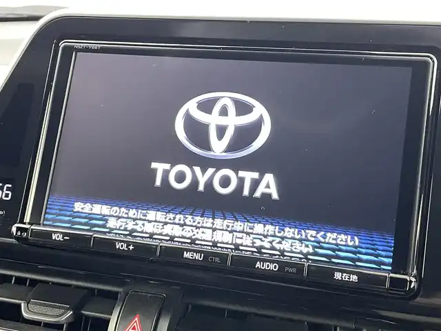 トヨタ Ｃ－ＨＲ ハイブリッド 1．8G 福島県 2018(平30)年 7.5万km ホワイトパールクリスタルシャイン 純正SDナビゲーション/型式：NSZT-Y66T/【AM/FM/CD/DVD/SD/Bluetooth/フルセグTV】/・バックカメラ/・純正ETC/・社外前後ドライブレコーダー/・オービスレーダー/衝突軽減ブレーキ/車線逸脱警報装置/アダプティブクルーズコントロール/オートマチックハイビーム/前後コーナーセンサー/電子パーキングブレーキ/・ブレーキオートホールド/ブラインドスポットモニター/ハーフレザーシート/・運転席＋助手席シートヒーター/革巻きステアリング/・ステアリングスイッチ/純正18インチアルミホイール/LEDヘッドライト/・オートライト/・フロントフォグライト/前席オートパワーウィンドウ/プッシュスタート/・スマートキー/・スペアキー/取扱説明書