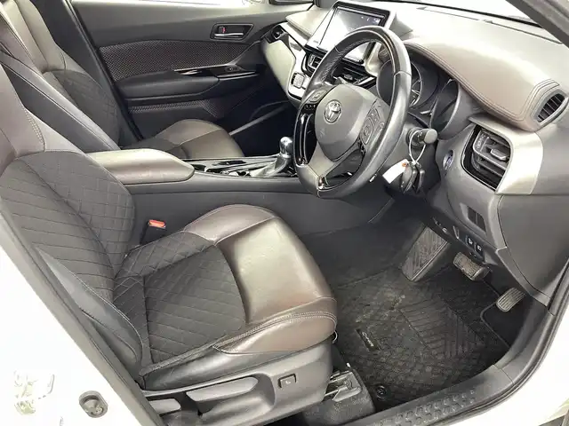 トヨタ Ｃ－ＨＲ ハイブリッド 1．8G 福島県 2018(平30)年 7.5万km ホワイトパールクリスタルシャイン 純正SDナビゲーション/型式：NSZT-Y66T/【AM/FM/CD/DVD/SD/Bluetooth/フルセグTV】/・バックカメラ/・純正ETC/・社外前後ドライブレコーダー/・オービスレーダー/衝突軽減ブレーキ/車線逸脱警報装置/アダプティブクルーズコントロール/オートマチックハイビーム/前後コーナーセンサー/電子パーキングブレーキ/・ブレーキオートホールド/ブラインドスポットモニター/ハーフレザーシート/・運転席＋助手席シートヒーター/革巻きステアリング/・ステアリングスイッチ/純正18インチアルミホイール/LEDヘッドライト/・オートライト/・フロントフォグライト/前席オートパワーウィンドウ/プッシュスタート/・スマートキー/・スペアキー/取扱説明書