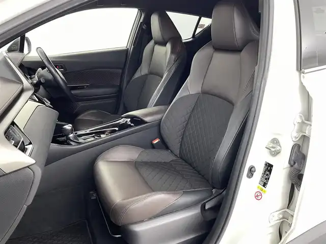 トヨタ Ｃ－ＨＲ ハイブリッド 1．8G 福島県 2018(平30)年 7.5万km ホワイトパールクリスタルシャイン 純正SDナビゲーション/型式：NSZT-Y66T/【AM/FM/CD/DVD/SD/Bluetooth/フルセグTV】/・バックカメラ/・純正ETC/・社外前後ドライブレコーダー/・オービスレーダー/衝突軽減ブレーキ/車線逸脱警報装置/アダプティブクルーズコントロール/オートマチックハイビーム/前後コーナーセンサー/電子パーキングブレーキ/・ブレーキオートホールド/ブラインドスポットモニター/ハーフレザーシート/・運転席＋助手席シートヒーター/革巻きステアリング/・ステアリングスイッチ/純正18インチアルミホイール/LEDヘッドライト/・オートライト/・フロントフォグライト/前席オートパワーウィンドウ/プッシュスタート/・スマートキー/・スペアキー/取扱説明書