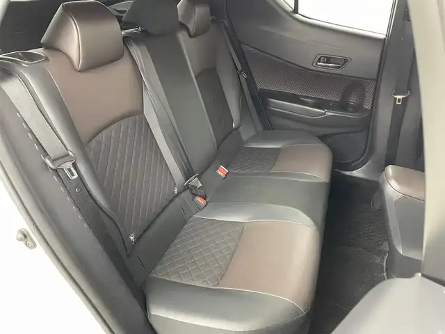 トヨタ Ｃ－ＨＲ ハイブリッド 1．8G 福島県 2018(平30)年 7.5万km ホワイトパールクリスタルシャイン 純正SDナビゲーション/型式：NSZT-Y66T/【AM/FM/CD/DVD/SD/Bluetooth/フルセグTV】/・バックカメラ/・純正ETC/・社外前後ドライブレコーダー/・オービスレーダー/衝突軽減ブレーキ/車線逸脱警報装置/アダプティブクルーズコントロール/オートマチックハイビーム/前後コーナーセンサー/電子パーキングブレーキ/・ブレーキオートホールド/ブラインドスポットモニター/ハーフレザーシート/・運転席＋助手席シートヒーター/革巻きステアリング/・ステアリングスイッチ/純正18インチアルミホイール/LEDヘッドライト/・オートライト/・フロントフォグライト/前席オートパワーウィンドウ/プッシュスタート/・スマートキー/・スペアキー/取扱説明書