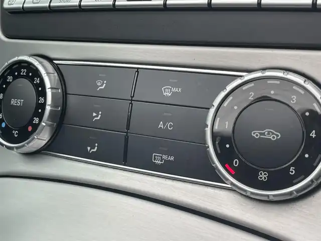 メルセデス・ベンツ ＳＬＫ２００ エクスクルーシブ 静岡県 2015(平27)年 4万km オブシディアンブラック AMGスポーツパッケージ/レーダーセーフティ軽減ブレーキACC/レーンキープ　ブラインドスポットモニター/ブラックレザーシートシートヒーター/CommandHDDナビフルセグTVBluetooth/パークトロニック/マジックスカイルーフ/エアスカーフ/キーレスゴー/赤シートベルト/ETC