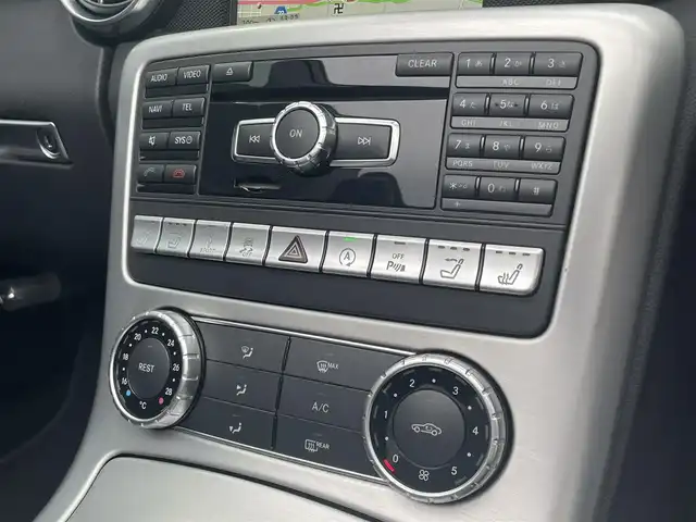 メルセデス・ベンツ ＳＬＫ２００ エクスクルーシブ 静岡県 2015(平27)年 4万km オブシディアンブラック AMGスポーツパッケージ/レーダーセーフティ軽減ブレーキACC/レーンキープ　ブラインドスポットモニター/ブラックレザーシートシートヒーター/CommandHDDナビフルセグTVBluetooth/パークトロニック/マジックスカイルーフ/エアスカーフ/キーレスゴー/赤シートベルト/ETC