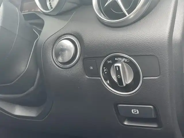 メルセデス・ベンツ ＳＬＫ２００ エクスクルーシブ 静岡県 2015(平27)年 4万km オブシディアンブラック AMGスポーツパッケージ/レーダーセーフティ軽減ブレーキACC/レーンキープ　ブラインドスポットモニター/ブラックレザーシートシートヒーター/CommandHDDナビフルセグTVBluetooth/パークトロニック/マジックスカイルーフ/エアスカーフ/キーレスゴー/赤シートベルト/ETC