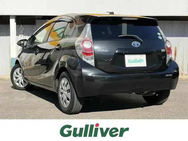 トヨタ アクア S 三重県 2012(平24)年 3.3万km ブラックマイカ ♪ワンオーナー/♪走行32463ｋｍ/スマートキー/プッシュスタート/純正ナビ/・フルセグ・CD・SD録音/・DVD再生/・Bluetoothオーディオ/・バックカメラ/ステアリングスイッチ/革巻ステアリング/LEDヘッドライト/フォグライト/オートライト/ウィンカーミラー/電格ミラー/プライバシーガラス/フロアマット/ドアバイザー/ETC