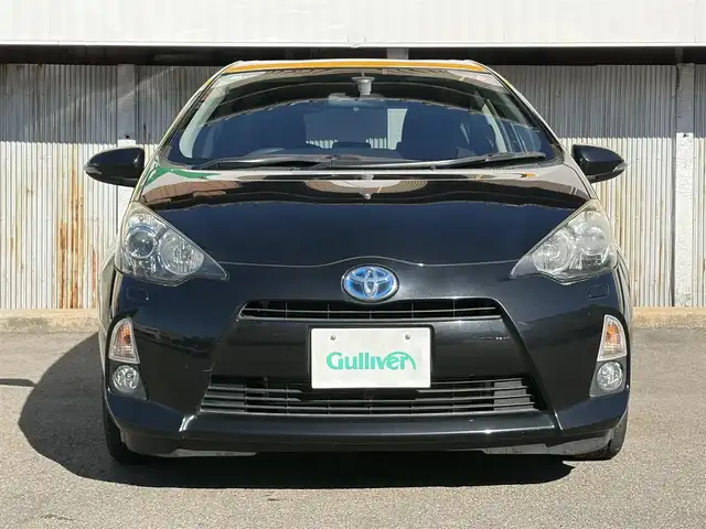 トヨタ アクア S 三重県 2012(平24)年 3.3万km ブラックマイカ ♪ワンオーナー/♪走行32463ｋｍ/スマートキー/プッシュスタート/純正ナビ/・フルセグ・CD・SD録音/・DVD再生/・Bluetoothオーディオ/・バックカメラ/ステアリングスイッチ/革巻ステアリング/LEDヘッドライト/フォグライト/オートライト/ウィンカーミラー/電格ミラー/プライバシーガラス/フロアマット/ドアバイザー/ETC