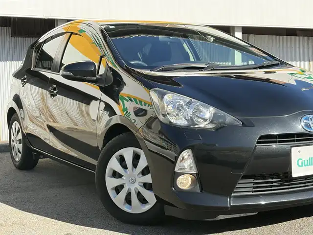 トヨタ アクア S 三重県 2012(平24)年 3.3万km ブラックマイカ ♪ワンオーナー/♪走行32463ｋｍ/スマートキー/プッシュスタート/純正ナビ/・フルセグ・CD・SD録音/・DVD再生/・Bluetoothオーディオ/・バックカメラ/ステアリングスイッチ/革巻ステアリング/LEDヘッドライト/フォグライト/オートライト/ウィンカーミラー/電格ミラー/プライバシーガラス/フロアマット/ドアバイザー/ETC