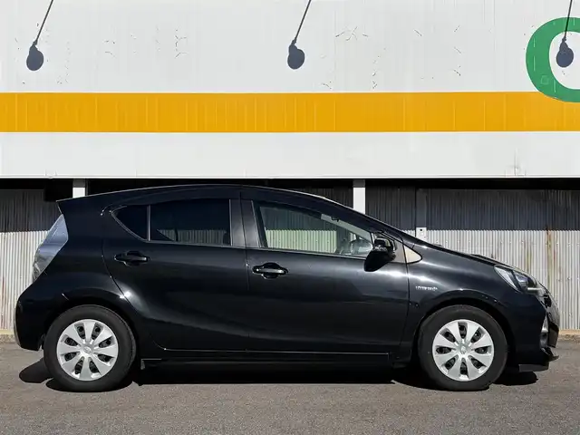 トヨタ アクア S 三重県 2012(平24)年 3.3万km ブラックマイカ ♪ワンオーナー/♪走行32463ｋｍ/スマートキー/プッシュスタート/純正ナビ/・フルセグ・CD・SD録音/・DVD再生/・Bluetoothオーディオ/・バックカメラ/ステアリングスイッチ/革巻ステアリング/LEDヘッドライト/フォグライト/オートライト/ウィンカーミラー/電格ミラー/プライバシーガラス/フロアマット/ドアバイザー/ETC