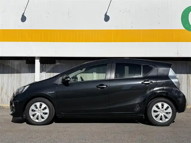 トヨタ アクア S 三重県 2012(平24)年 3.3万km ブラックマイカ ♪ワンオーナー/♪走行32463ｋｍ/スマートキー/プッシュスタート/純正ナビ/・フルセグ・CD・SD録音/・DVD再生/・Bluetoothオーディオ/・バックカメラ/ステアリングスイッチ/革巻ステアリング/LEDヘッドライト/フォグライト/オートライト/ウィンカーミラー/電格ミラー/プライバシーガラス/フロアマット/ドアバイザー/ETC