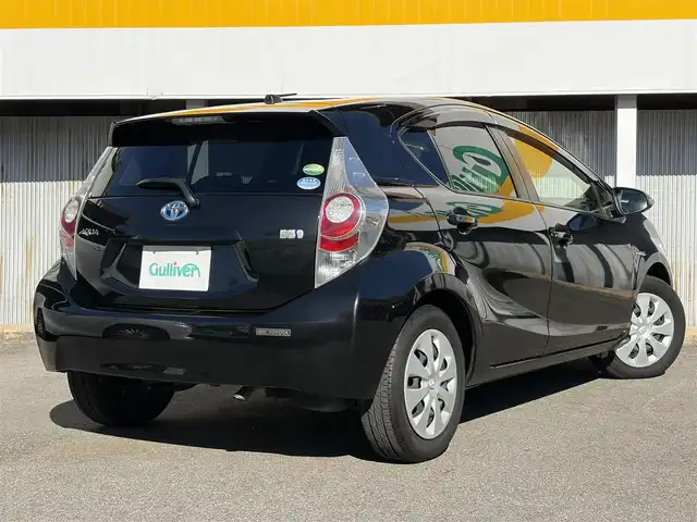 トヨタ アクア S 三重県 2012(平24)年 3.3万km ブラックマイカ ♪ワンオーナー/♪走行32463ｋｍ/スマートキー/プッシュスタート/純正ナビ/・フルセグ・CD・SD録音/・DVD再生/・Bluetoothオーディオ/・バックカメラ/ステアリングスイッチ/革巻ステアリング/LEDヘッドライト/フォグライト/オートライト/ウィンカーミラー/電格ミラー/プライバシーガラス/フロアマット/ドアバイザー/ETC