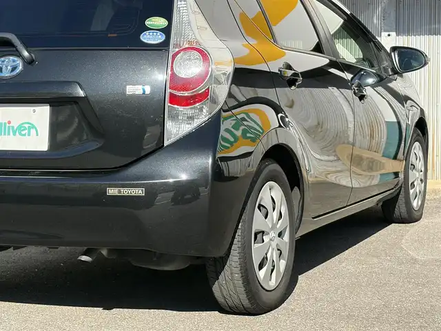 トヨタ アクア S 三重県 2012(平24)年 3.3万km ブラックマイカ ♪ワンオーナー/♪走行32463ｋｍ/スマートキー/プッシュスタート/純正ナビ/・フルセグ・CD・SD録音/・DVD再生/・Bluetoothオーディオ/・バックカメラ/ステアリングスイッチ/革巻ステアリング/LEDヘッドライト/フォグライト/オートライト/ウィンカーミラー/電格ミラー/プライバシーガラス/フロアマット/ドアバイザー/ETC