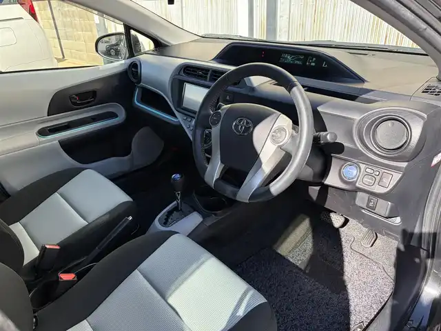 トヨタ アクア S 三重県 2012(平24)年 3.3万km ブラックマイカ ♪ワンオーナー/♪走行32463ｋｍ/スマートキー/プッシュスタート/純正ナビ/・フルセグ・CD・SD録音/・DVD再生/・Bluetoothオーディオ/・バックカメラ/ステアリングスイッチ/革巻ステアリング/LEDヘッドライト/フォグライト/オートライト/ウィンカーミラー/電格ミラー/プライバシーガラス/フロアマット/ドアバイザー/ETC