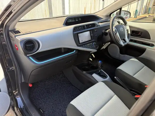 トヨタ アクア S 三重県 2012(平24)年 3.3万km ブラックマイカ ♪ワンオーナー/♪走行32463ｋｍ/スマートキー/プッシュスタート/純正ナビ/・フルセグ・CD・SD録音/・DVD再生/・Bluetoothオーディオ/・バックカメラ/ステアリングスイッチ/革巻ステアリング/LEDヘッドライト/フォグライト/オートライト/ウィンカーミラー/電格ミラー/プライバシーガラス/フロアマット/ドアバイザー/ETC