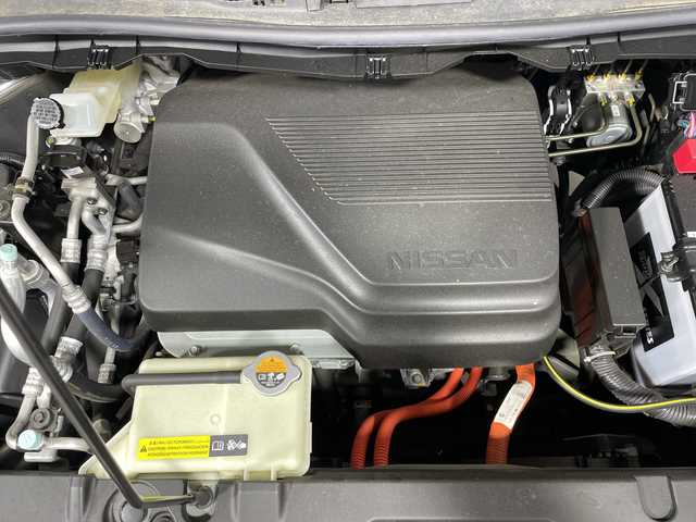 日産 リーフ G 神奈川県 2019(令1)年 4.7万km ダークメタルグレー 純正SDナビ/Bluetooth・CD・DVD・AUX・USB・HDD・フルセグTV/デジタルインナーミラー/クルーズコントロール/ブラインドスポットモニター/前側ドライブレコーダー/シートヒーター/バックカメラ/ETC/純正フロアマット/純正17インチアルミホイール/LEDヘッドライト/オートライト/スマートキー/横滑り防止装置/衝突被害軽減システム/保証書