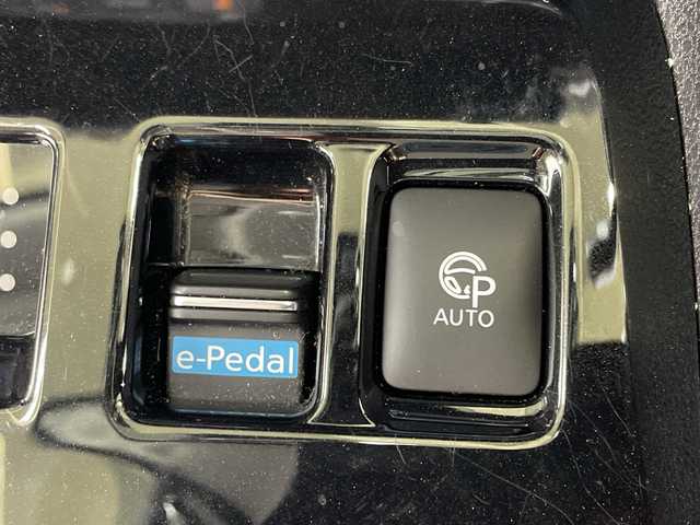 日産 リーフ G 神奈川県 2019(令1)年 4.7万km ダークメタルグレー 純正SDナビ/Bluetooth・CD・DVD・AUX・USB・HDD・フルセグTV/デジタルインナーミラー/クルーズコントロール/ブラインドスポットモニター/前側ドライブレコーダー/シートヒーター/バックカメラ/ETC/純正フロアマット/純正17インチアルミホイール/LEDヘッドライト/オートライト/スマートキー/横滑り防止装置/衝突被害軽減システム/保証書