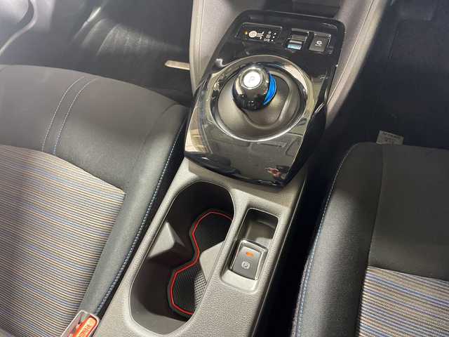 日産 リーフ G 神奈川県 2019(令1)年 4.7万km ダークメタルグレー 純正SDナビ/Bluetooth・CD・DVD・AUX・USB・HDD・フルセグTV/デジタルインナーミラー/クルーズコントロール/ブラインドスポットモニター/前側ドライブレコーダー/シートヒーター/バックカメラ/ETC/純正フロアマット/純正17インチアルミホイール/LEDヘッドライト/オートライト/スマートキー/横滑り防止装置/衝突被害軽減システム/保証書