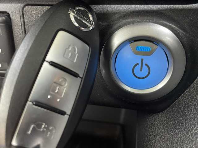 日産 リーフ G 神奈川県 2019(令1)年 4.7万km ダークメタルグレー 純正SDナビ/Bluetooth・CD・DVD・AUX・USB・HDD・フルセグTV/デジタルインナーミラー/クルーズコントロール/ブラインドスポットモニター/前側ドライブレコーダー/シートヒーター/バックカメラ/ETC/純正フロアマット/純正17インチアルミホイール/LEDヘッドライト/オートライト/スマートキー/横滑り防止装置/衝突被害軽減システム/保証書