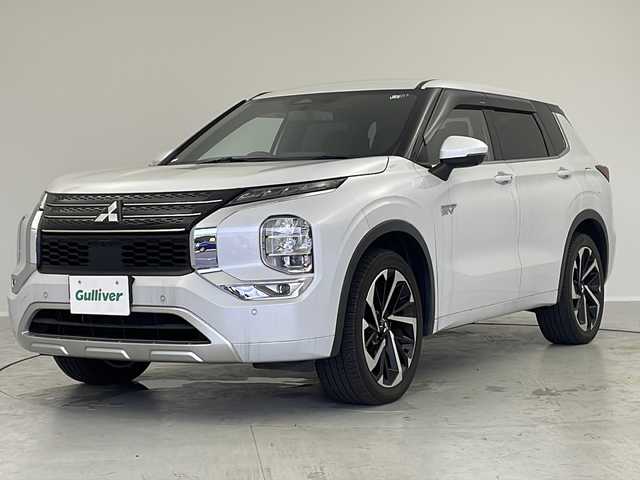三菱 アウトランダー ＰＨＥＶ P 茨城県 2022(令4)年 4.4万km ホワイトダイヤモンド 純正ディスプレイオーディオ　ＢＯＳＥサウンド　電動リアゲート　ステアリングヒーター　全方位カメラ　レザーシート　パワーシート　シートヒーター　純正２０インチアルミホイール　純正フロアマット　充電ケーブフルセグテレビ