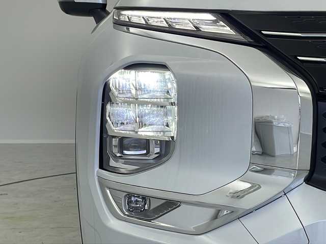 三菱 アウトランダー ＰＨＥＶ P 茨城県 2022(令4)年 4.4万km ホワイトダイヤモンド 純正ディスプレイオーディオ　ＢＯＳＥサウンド　電動リアゲート　ステアリングヒーター　全方位カメラ　レザーシート　パワーシート　シートヒーター　純正２０インチアルミホイール　純正フロアマット　充電ケーブフルセグテレビ