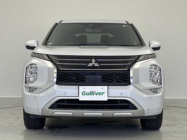 三菱 アウトランダー ＰＨＥＶ P 茨城県 2022(令4)年 4.4万km ホワイトダイヤモンド 純正ディスプレイオーディオ　ＢＯＳＥサウンド　電動リアゲート　ステアリングヒーター　全方位カメラ　レザーシート　パワーシート　シートヒーター　純正２０インチアルミホイール　純正フロアマット　充電ケーブフルセグテレビ