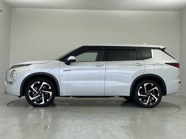 三菱 アウトランダー ＰＨＥＶ P 茨城県 2022(令4)年 4.4万km ホワイトダイヤモンド 純正ディスプレイオーディオ　ＢＯＳＥサウンド　電動リアゲート　ステアリングヒーター　全方位カメラ　レザーシート　パワーシート　シートヒーター　純正２０インチアルミホイール　純正フロアマット　充電ケーブフルセグテレビ