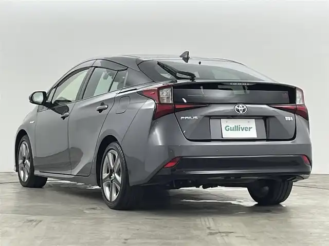 トヨタ プリウス Sツーリングセレクション 福島県 2019(平31)年 2.5万km グレーメタリック トヨタセーフティセンス/・プリクラッシュセーフティシステム/・レーンディパーチャーアラート/・オートマチックハイビーム/・レーダークルーズコントロール/クリアランスソナー/純正9インチナビ：NSZT-Y68T/・フルセグ/CD/DVD/SD/BT/FM/AM/・バックカメラ/・ETC2.0/革巻きステアリング/・ステアイングスイッチ/レザーシート/・シートヒーター/・ベンチレーションシート/ＬＥＤヘッドライト/・LEDフォグランプ/・オートライト/純正フロアマット/ドアバイザー/スマートキー/・プッシュスタート/純正17インチAW