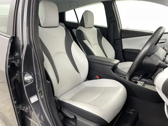 トヨタ プリウス Sツーリングセレクション 福島県 2019(平31)年 2.5万km グレーメタリック トヨタセーフティセンス/・プリクラッシュセーフティシステム/・レーンディパーチャーアラート/・オートマチックハイビーム/・レーダークルーズコントロール/クリアランスソナー/純正9インチナビ：NSZT-Y68T/・フルセグ/CD/DVD/SD/BT/FM/AM/・バックカメラ/・ETC2.0/革巻きステアリング/・ステアイングスイッチ/レザーシート/・シートヒーター/・ベンチレーションシート/ＬＥＤヘッドライト/・LEDフォグランプ/・オートライト/純正フロアマット/ドアバイザー/スマートキー/・プッシュスタート/純正17インチAW
